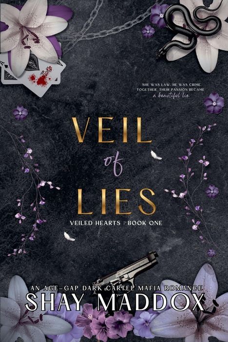 „Veil of Lies: Veiled Hearts · Book One“. Eine Waffe, Lilien, Karten, Blumen und eine Schlange sind abgebildet.