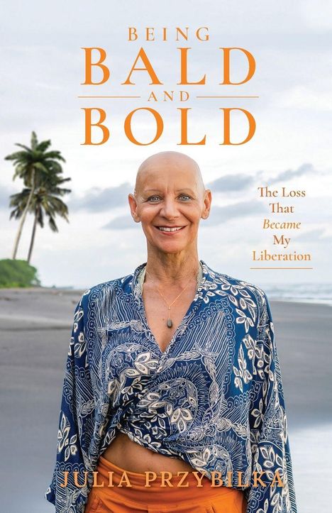 Texte: "BEING BALD AND BOLD", "The Loss That Became My Liberation", "JULIA PRZYBILKA". Eine lächelnde, glatzköpfige Frau am Strand.