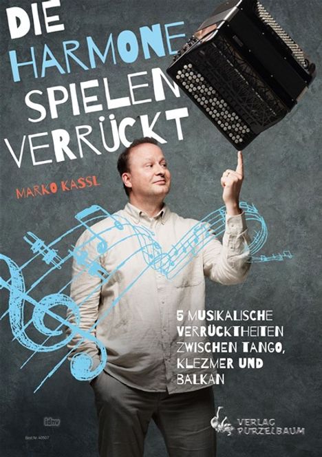 „Die Harmonien spielen verrückt“. Mann balanciert ein Akkordeon auf einem Finger. Blauer Notenschlüssel im Hintergrund.