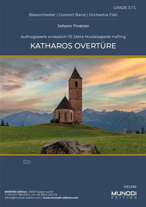 Titel "Katharos Ouvertüre". Text: Blasorchester, Johann Finatzer. Vordergrund: Kirche, Hintergrund: Berge und farbenfroher Himmel.