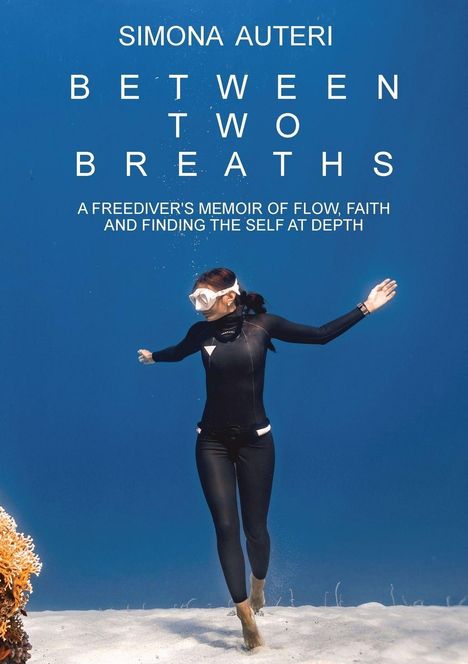 "SIMONA AUTERI: BETWEEN TWO BREATHS. A freediver schwebt elegant unter Wasser neben einem Korallenriff."