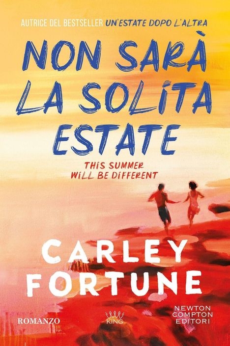 "Non sarà la solita estate" ist in großen blauen Buchstaben geschrieben. Zwei Personen laufen am Strand entlang.