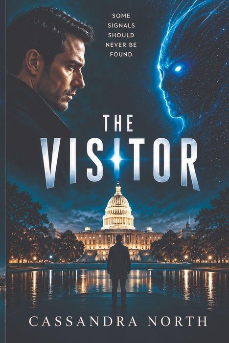 Text: "Some signals should never be found. THE VISITOR. Cassandra North." 
Zeigt eine nächtliche Szene vom Kapitol mit einer Silhouette und einem leuchtenden Alien.