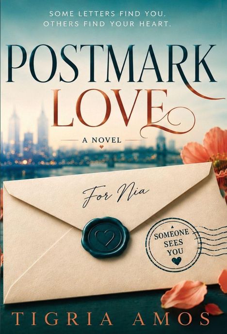 Text: "Some letters find you. Others find your heart. POSTMARK LOVE - A NOVEL For Nia. Someone sees you. Tigra Amos." 

Ein Briefumschlag mit Siegel, im Hintergrund eine Stadt.