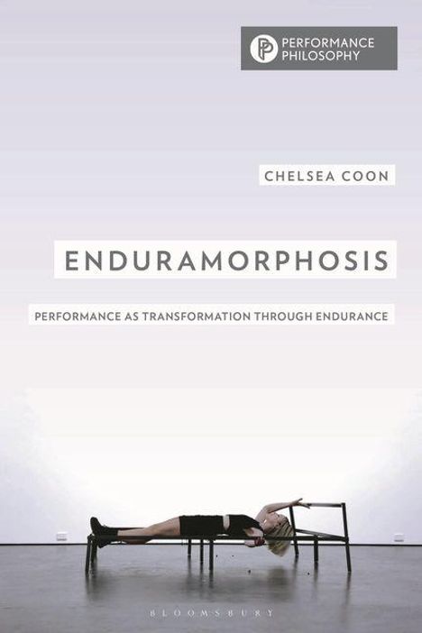 „ENDURAMORPHOSIS: Performance as Transformation through Endurance“ von Chelsea Coon. Graue Szene mit liegender Person auf Stuhl.