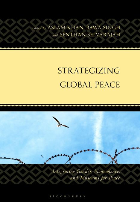 Der Titel lautet "Strategizing Global Peace". Ein Vogel fliegt über Stacheldraht vor blauem Himmel.