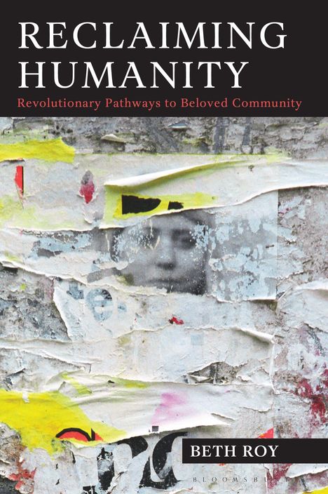 „Reclaiming Humanity: Revolutionary Pathways to Beloved Community“. Bild von zerrissenen Postern, darunter ein Gesicht.