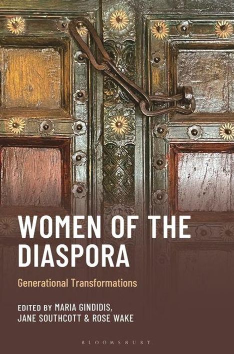 "WOMEN OF THE DIASPORA, Generational Transformations", Tür mit kunstvollen Schnitzereien und Metallbeschlägen.