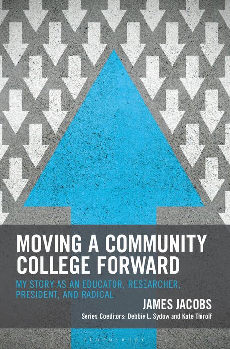 "Moving a Community College Forward" von James Jacobs. Blaues großes Pfeilsymbol nach oben zwischen weißen Pfeilen nach unten.