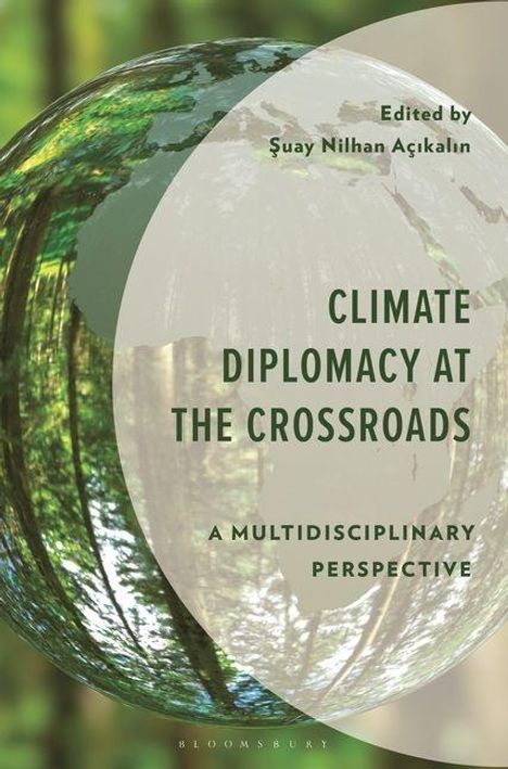 „CLIMATE DIPLOMACY AT THE CROSSROADS“, ein Buch bearbeitet von Şuay Nilhan Aşıkalın. Abgebildet ist die Erde in einem Wald.