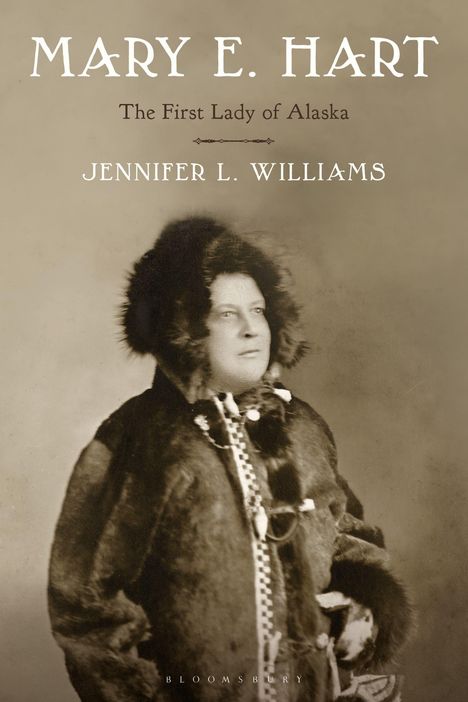 „Mary E. Hart: The First Lady of Alaska“ von Jennifer L. Williams. Sepia-Foto einer Frau in traditioneller Kleidung.