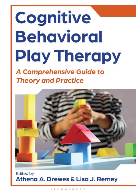 Text: "Cognitive Behavioral Play Therapy: A Comprehensive Guide to Theory and Practice." Kind spielt mit bunten Bausteinen.