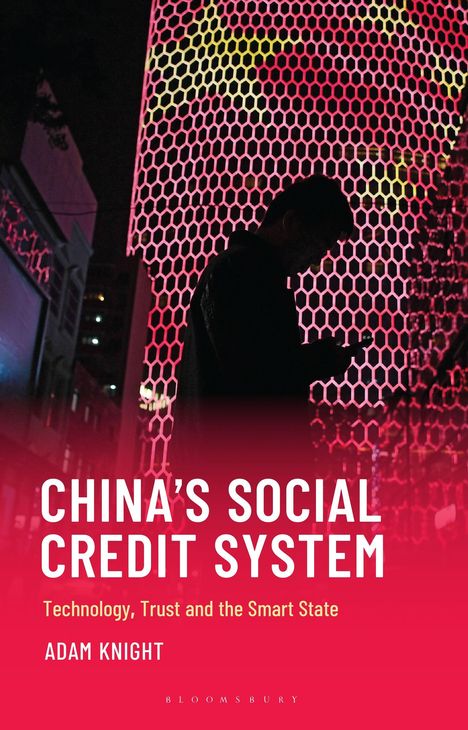 "CHINA'S SOCIAL CREDIT SYSTEM" steht in großer weißer Schrift auf rotem Hintergrund. Im Hintergrund ist ein Menschenschatten vor einem neonbeleuchteten Wabenmuster.