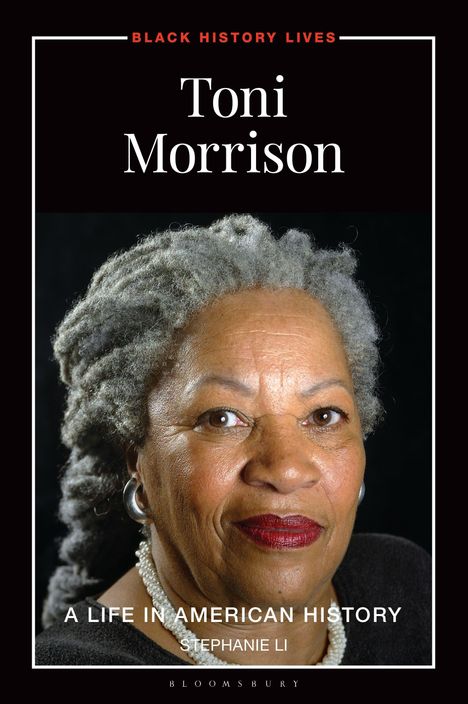 "Toni Morrison, A Life in American History, Stephanie Li." Ältere Frau mit grauen Haaren, ernstem Ausdruck.