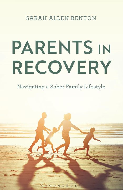 "Sarah Allen Benton: PARENTS IN RECOVERY - Navigating a Sober Family Lifestyle." Eine Familie läuft am Strand.