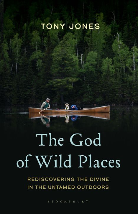 „Tony Jones: The God of Wild Places“ – Eine Person und Hund im Kanu vor dichtem Wald.