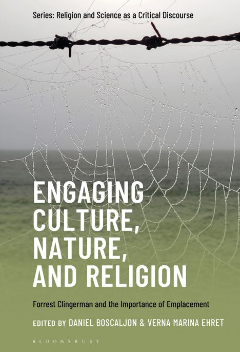 "Engaging Culture, Nature, and Religion." Ein Spinnennetz vor einem unscharfen Hintergrund mit einem Stück Stacheldraht.