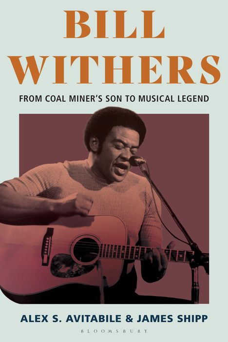 Texte: "BILL WITHERS. FROM COAL MINER'S SON TO MUSICAL LEGEND. ALEX S. AVITABILE & JAMES SHIPP." Schwarz-weißes Bild eines Mannes mit Gitarre am Mikrofon.