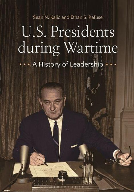 Buchtitel: "U.S. Presidents during Wartime: A History of Leadership". Ein älterer Mann sitzt an einem Schreibtisch.