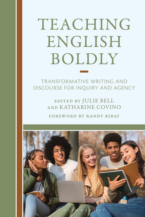 Oben steht „Teaching English Boldly“. Unten sind junge Erwachsene, die im Freien zusammen lächeln und Notizen lesen.