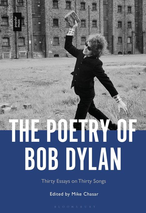 „The Poetry of Bob Dylan“, Essays zu 30 Songs, herausgegeben von Mike Chasar. Ein Mann mit Buch vor Backsteinbau.
