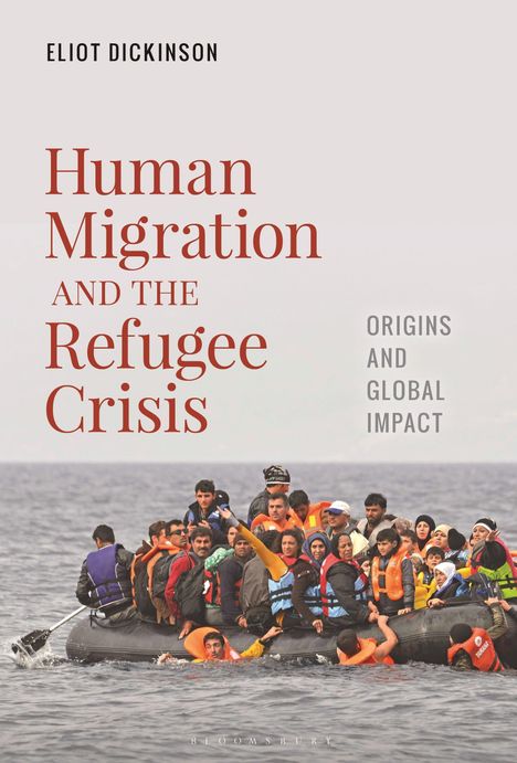"Human Migration and the Refugee Crisis: Origins and Global Impact." Ein überfülltes Schlauchboot voller Menschen auf dem Meer.