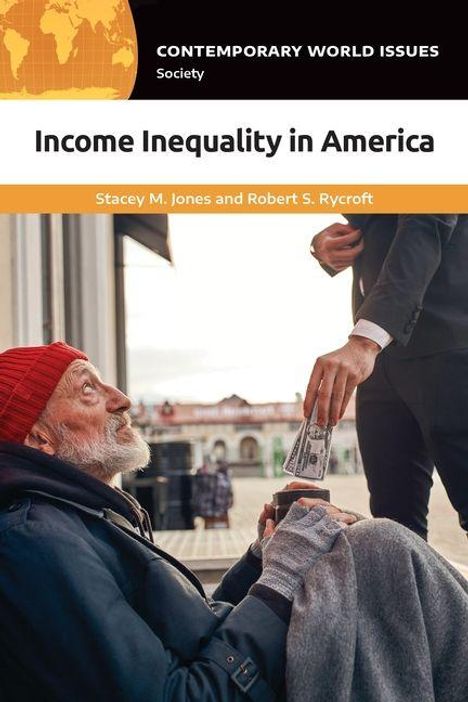 „Income Inequality in America“ von Stacey M. Jones und Robert S. Rycroft. Ein Mann übergibt einem Obdachlosen Geld.