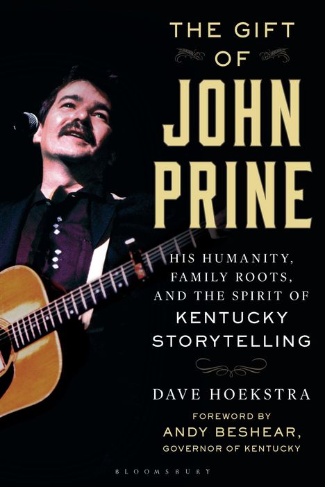 „The Gift of John Prine“; Fokus auf seine Menschlichkeit und Wurzeln; Cover zeigt einen Mann mit Gitarre.