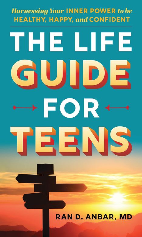 Text: "Harnessing Your Inner Power to be Healthy, Happy, and Confident. THE LIFE GUIDE FOR TEENS. RAN D. ANBAR, MD." Vordergrund: Wegweiser. Hintergrund: Sonnenuntergang.
