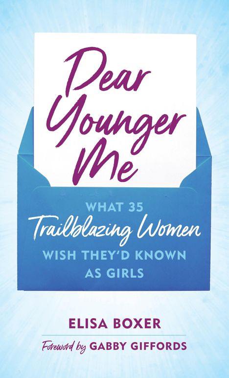 "Dear Younger Me" zeigt einen hellblauen Umschlag mit einem Einschub. Autorin: Elisa Boxer; Vorwort von Gabby Giffords.