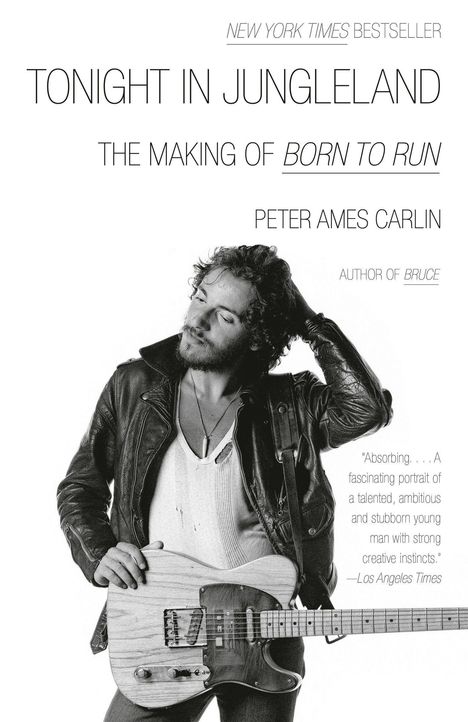 TONIGHT IN JUNGLELAND. THE MAKING OF BORN TO RUN. PETER AMES CARLIN. Schwarz-Weiß-Foto eines Mannes mit Gitarre.