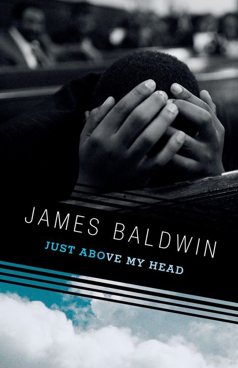 "JAMES BALDWIN, JUST ABOVE MY HEAD" in Weiß. Ein Mensch mit Händen vor dem Gesicht, darunter Wolken.