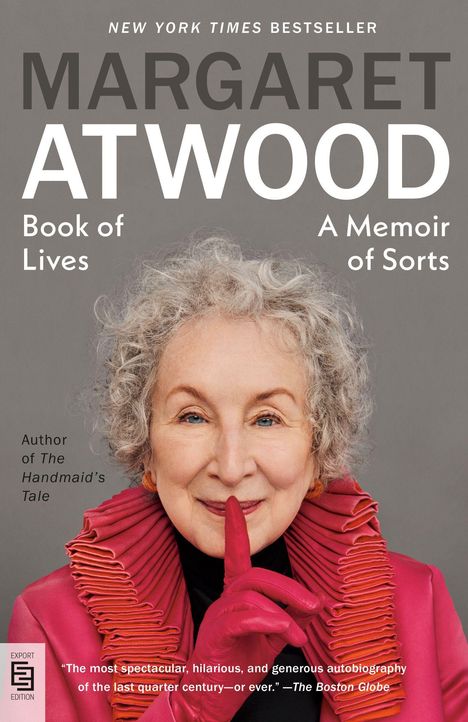 Texte: "NEW YORK TIMES BESTSELLER", "MARGARET ATWOOD", "Book of Lives", "A Memoir of Sorts", "Author of The Handmaid’s Tale". Eine Frau in einem pinkfarbenen Outfit mit elegantem Kragen und roten Handschuhen hält einen Finger an die Lippen.