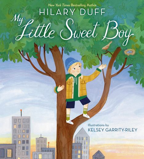 "My Little Sweet Boy" von Hilary Duff ist illustriert von Kelsey Garrity-Riley. Ein Kind klettert auf einem Baum mit Stadt im Hintergrund.