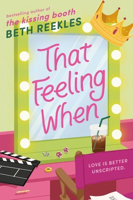 „That Feeling When“. Oben: „bestselling author of the kissing booth BETH REEKLES“. Unten: „LOVE IS BETTER UNSCRIPTED.“ Schminktisch mit Krone.