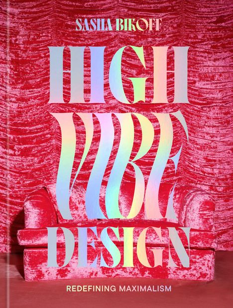 Text: "Sasha Bikoff, High Vibe Design, Redefining Maximalism". Roter Samtsofa und -hintergrund mit einem bunten Schriftzug.