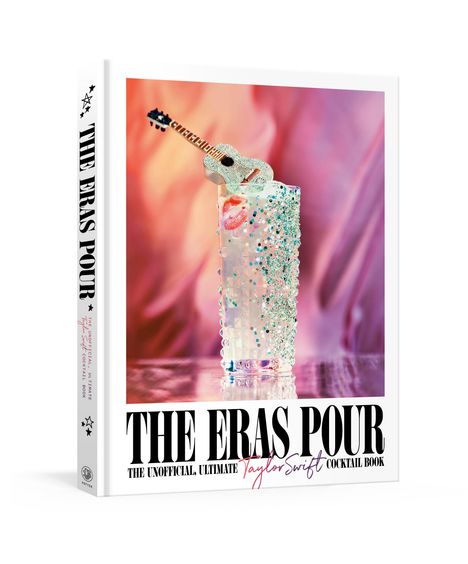 "The Eras Pour" und "The Unofficial, Ultimate Taylor Swift Cocktail Book" sind in großer Schrift zu sehen. Ein Cocktail mit Glitzer.