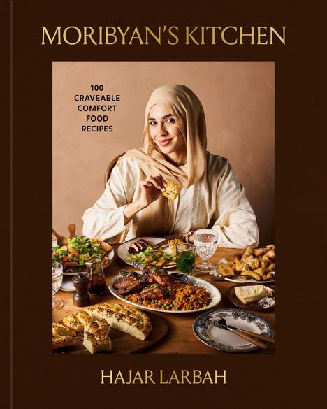 "Moribyan's Kitchen", "100 Craveable Comfort Food Recipes", "Hajar Larbah". Frau in hellem Kopftuch mit Essenstisch.