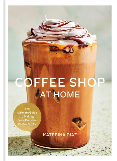 „COFFEE SHOP AT HOME“ und „KATERINA DIAZ“ stehen auf einem Bild eines Eiskaffees mit Sahne und Schokoladensauce.