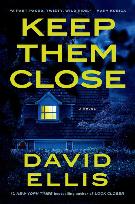 Text: "KEEP THEM CLOSE", "DAVID ELLIS", "A FAST-PACED, TWISTY, WILD RIDE. —MARY KUBICA". Ein dunkles Haus mit leuchtendem Fenster.