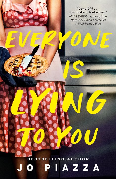 Text: "Everyone is Lying to You" von Jo Piazza. Eine Frau hält einen Kuchen mit einem Messer. Sie trägt ein rosa gepunktetes Kleid.