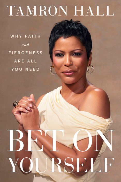 „TAMRON HALL. WHY FAITH and FIERCENESS ARE ALL YOU NEED. BET ON YOURSELF.“ Frau in cremefarbener Kleidung.