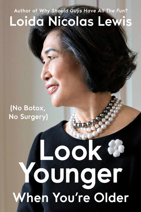 Loida Nicolas Lewis, "Look Younger When You're Older", "(No Botox, No Surgery)". Frau mit schwarzem Kleid und Perlenkette.