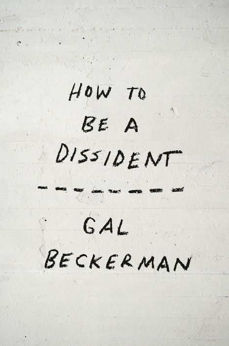 Tekst: "HOW TO BE A DISSIDENT - GAL BECKERMAN." Schwarze handgeschriebene Buchstaben auf grober, weißer Wand.