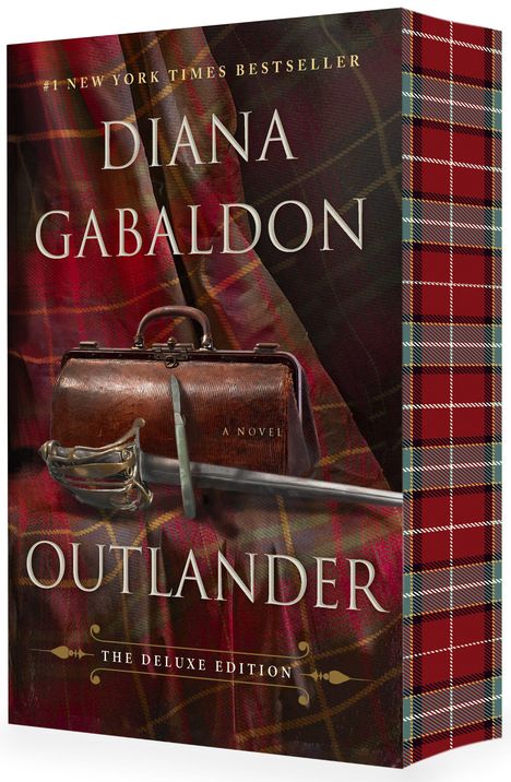 „#1 New York Times Bestseller, Diana Gabaldon, Outlander, The Deluxe Edition“. Ledertasche und Schwert vor Schottenmuster.