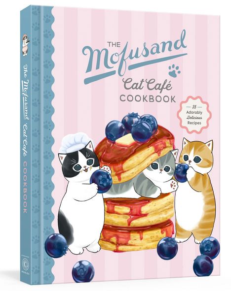 "The Mofusand Cat Café Cookbook." Drei niedliche Katzen mit Blaubeeren vor einem Pfannkuchenstapel mit roter Sauce.