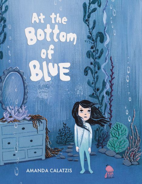 "At the Bottom of Blue" und "AMANDA CALATZIS". Illustration eines Kindes in Unterwasser-Welt, umgeben von Pflanzen und Tieren.
