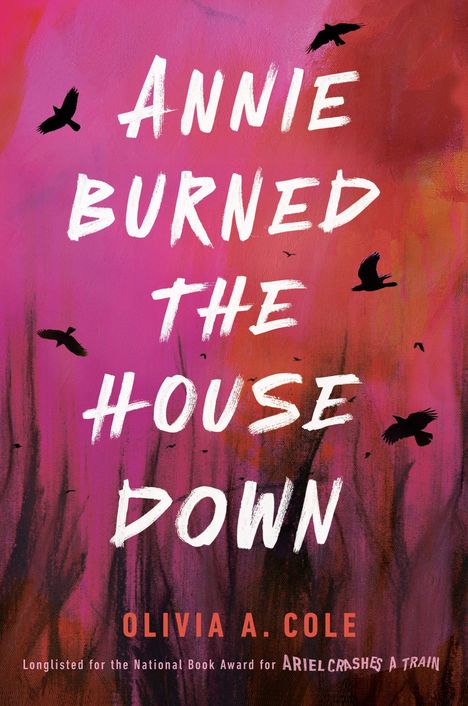 "Annie Burned the House Down" von Olivia A. Cole. Schwarze Krähen fliegen vor einem pink-orangenen Hintergrund.
