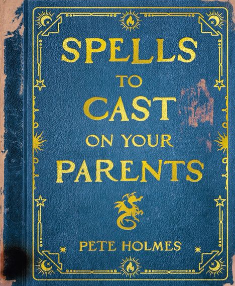 "Spells to Cast on Your Parents" und "Pete Holmes" stehen in Gelb auf einem blauen, abgenutzten Buchcover mit Drachenmotiv.