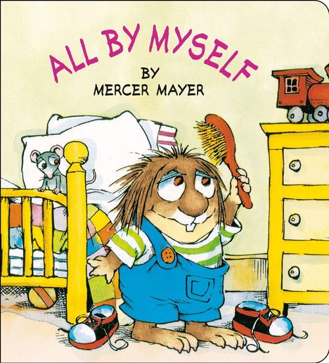 "All by Myself, by Mercer Mayer." Ein kleiner, pelziger Charakter bürstet sein Haar, steht neben einem Bett und einer gelben Kommode.